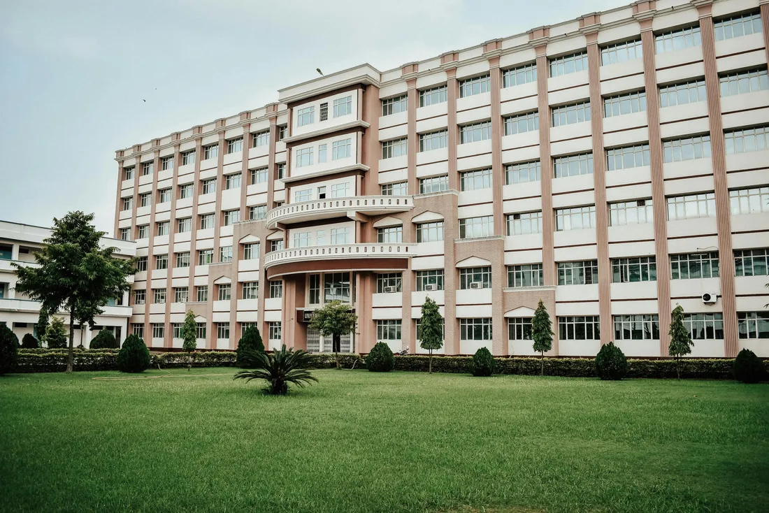 Campus-style visual representing MGM Medical University listing