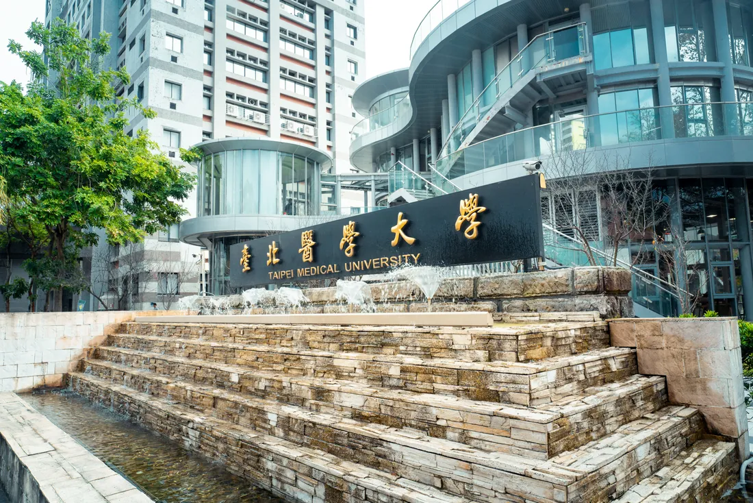 Campus-style visual representing Sun Medical University listing